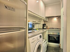 Kühlschrank, Mikrowelle, Ofen, Geschirrspüler