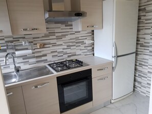 Refrigerador, horno y utensilios de cocina 