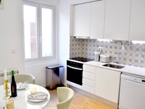 Fridge, microwave, oven, dishwasher - Intendente-Terrasse by Interhome (Lisbon)