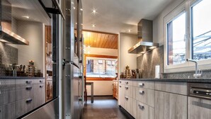 Fridge, microwave, oven, dishwasher - Luxus Alpenchalet Brigitta I by Interhome (Arosa)