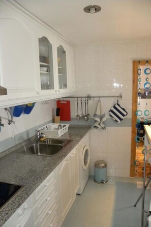 Fridge, microwave, oven, cookware/dishes/utensils - Schloss Haus by Interhome (Lisbon)