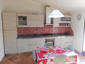 Fridge, microwave, oven, cookware/dishes/utensils - mit Wasserblick by Interhome (Budoni)