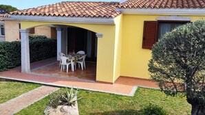 Outdoor dining - mit Wasserblick by Interhome (Budoni)