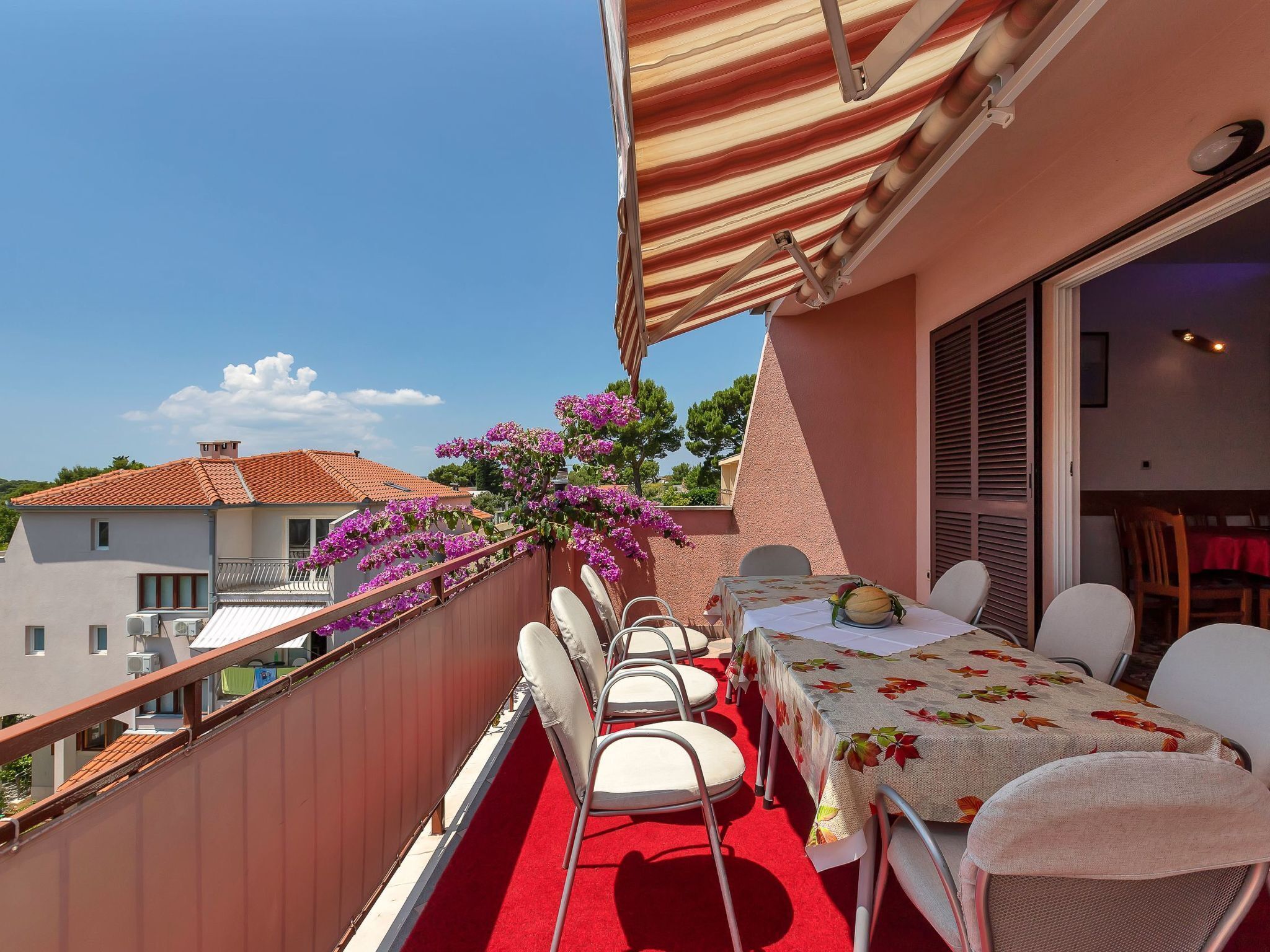 屋外ダイニングエリア