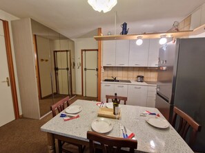 Kühlschrank, Mikrowelle, Ofen, Kochgeschirr/Geschirr/Besteck