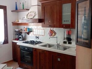 Fridge, oven, dishwasher, cookware/dishes/utensils - Haus Le Rose by Interhome (Budoni)