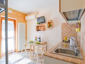 Fridge, microwave, cookware/dishes/utensils - Casa Cicci bei Holiday World by Interhome (Artesina)