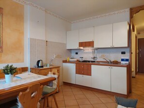 Fridge, microwave, cookware/dishes/utensils - Wohnung 'Casa Nevosa' mit Balkon by Interhome (Artesina)