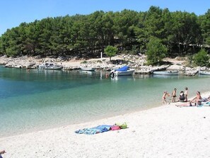Beach - "Antonio" mit Blick auf das Wasser by Interhome (Pakoštane/Drage)