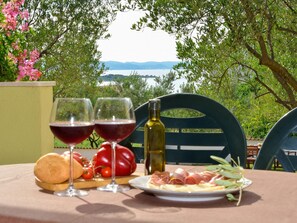 Outdoor dining - "Antonio" mit Blick auf das Wasser by Interhome (Pakoštane/Drage)