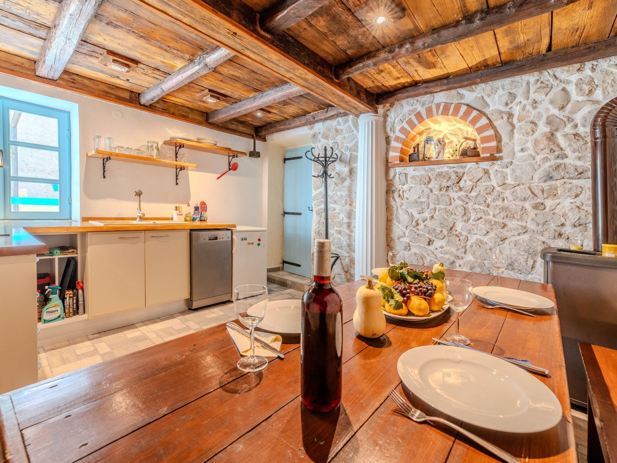 Een koelkast, een microgolfoven, een oven, een vaatwasser