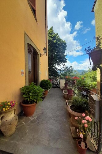 Wohnung mit zauberhaftem Blick auf das Schloss by Interhome