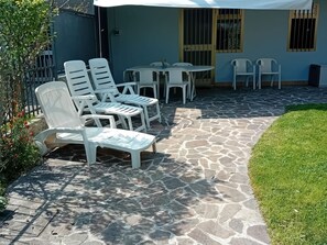 Outdoor dining - Heliopolis' Wohnung mit Dachterrasse by Interhome (Manerba)