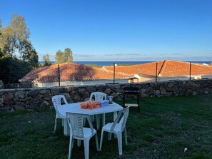 Outdoor dining - Wohnung mit Parkplatz und Bergblick by Interhome (Agrustos)