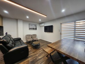 Living area - Boutique Hillside Heaven near AKLD Airport (Papatoetoe Auckland)