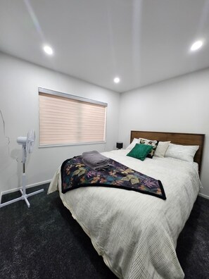 Iron/ironing board, WiFi, bed sheets - Boutique Hillside Heaven near AKLD Airport (Papatoetoe Auckland)