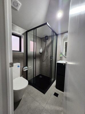 Shower, hair dryer, towels, soap - Boutique Hillside Heaven near AKLD Airport (Papatoetoe Auckland)