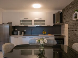 Fridge, microwave, oven, dishwasher - Haus in Grubine mit Außenpool by Interhome (Kamenmost)
