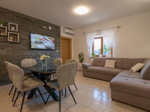 Fireplace - Haus in Grubine mit Außenpool by Interhome (Kamenmost)