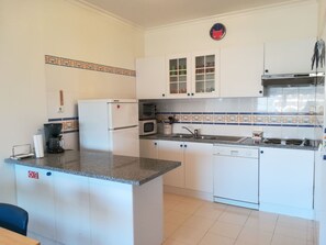 Frigorifero, microonde, forno, lavastoviglie