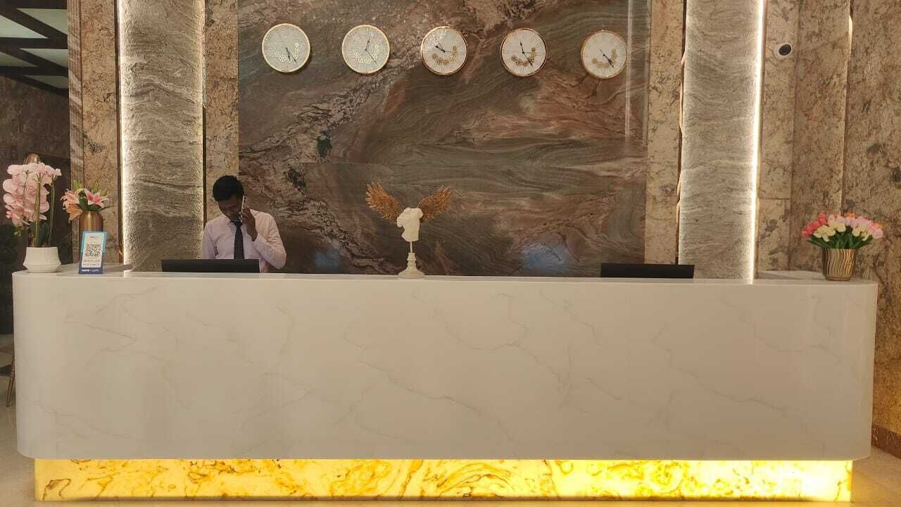 Quarto casal ou duplo luxo, vista para a cidade | Saguão