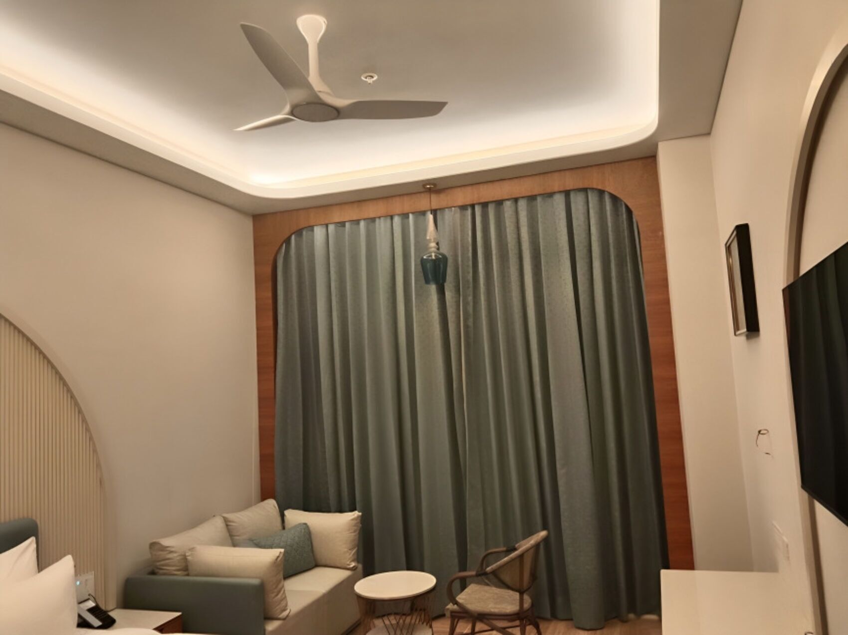 Deluxe Double or Twin Room, City View | Living area