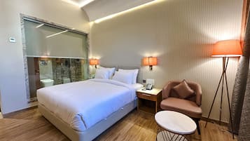 Suite de lujo, vistas a la ciudad | Escritorio, tabla de planchar con plancha, wifi gratis