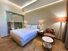 Suíte superluxo, vista para a cidade | Escrivaninha, ferros/tábuas de passar roupa, Wi-Fi de cortesia