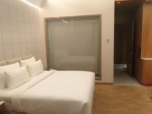 Quarto casal ou duplo luxo, vista para a cidade | Escrivaninha, ferros/tábuas de passar roupa, Wi-Fi de cortesia