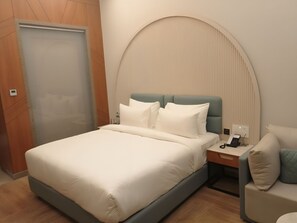 Quarto casal ou duplo luxo, vista para a cidade | Escrivaninha, ferros/tábuas de passar roupa, Wi-Fi de cortesia