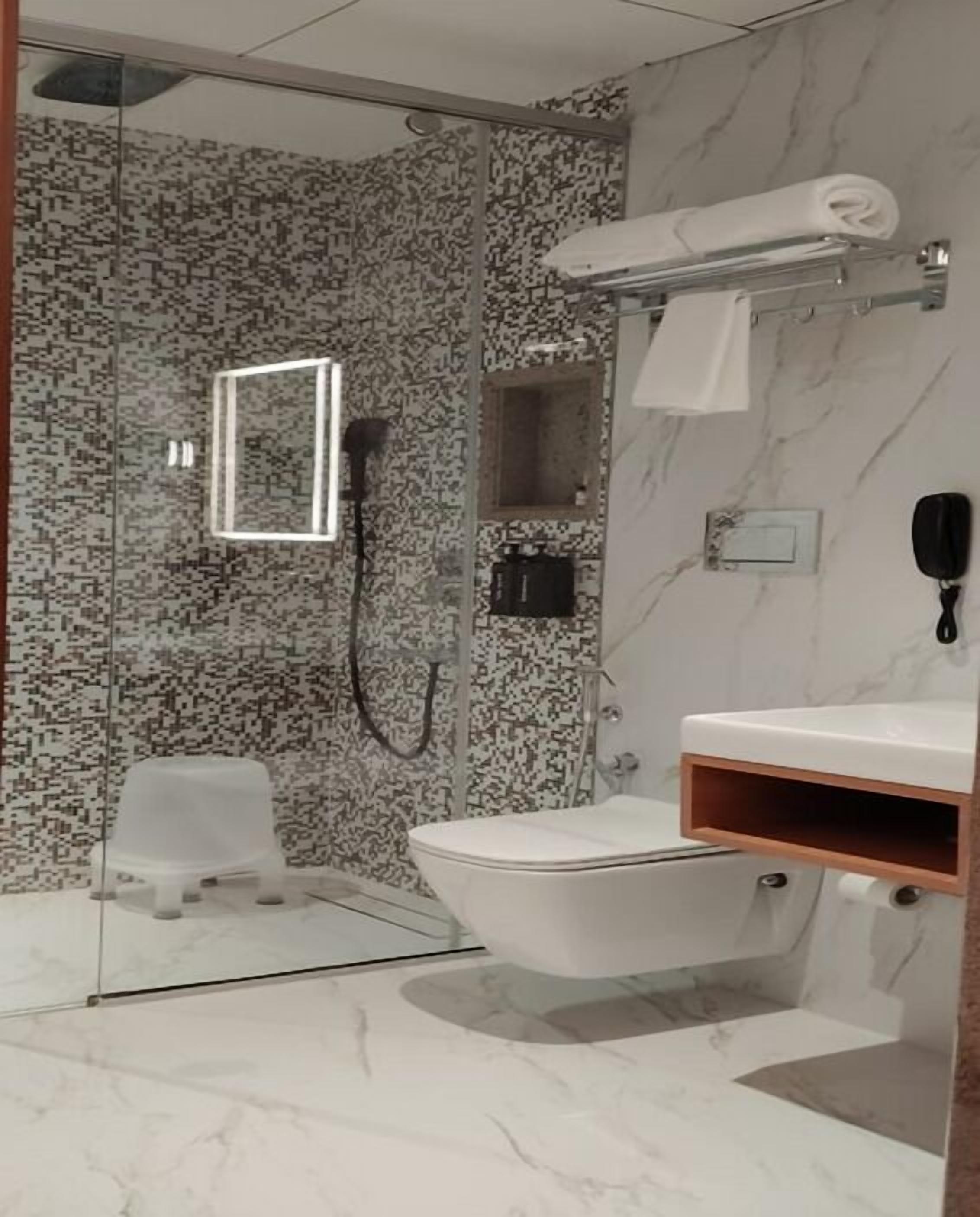 Luxury Suite, City View | Bathroom | Towels, soap, shampoo, toilet paper