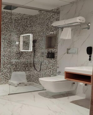 Luxe suite, uitzicht op stad | Badkamer | Handdoeken, zeep, shampoo, toiletpapier