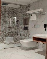 Suíte superluxo, vista para a cidade | Banheiro | Toalhas de banho, sabonete, shampoo, papel higiênico