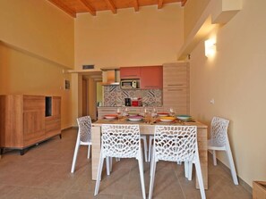 Dining - Anwesen "Dany" mit Blick aufs Wasser by Interhome (Bogliaco)