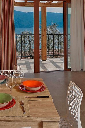 Dining - Anwesen "Dany" mit Blick aufs Wasser by Interhome (Bogliaco)