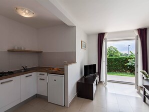 Fridge, cookware/dishes/utensils - mit privatem Garten und Terrasse by Interhome (Umag/Juricani)