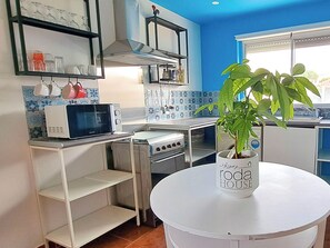 Jääkaappi, mikroaaltouuni, uuni, keittoastiat/astiat/ruokailuvälineet