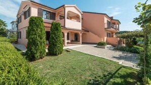 A two-story house with a garden and a driveway. - Wohnung 'Silva5' mit Wasserblick by Interhome (Rovinj)