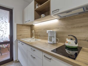 Refrigerador, microondas, lavavajillas y utensilios de cocina 