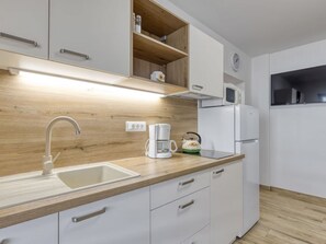Fridge, microwave, dishwasher, cookware/dishes/utensils - Wohnung 'Silva5' mit Wasserblick by Interhome (Rovinj)