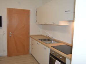 Kühlschrank, Ofen, Geschirrspüler, Kochgeschirr/Geschirr/Besteck