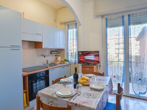 Refrigerador, microondas, horno y utensilios de cocina 