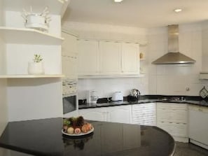 Fridge, microwave, oven, cookware/dishes/utensils - Finca "Vivenda Belo Horizonte" by Interhome (Madeira/Caniço)