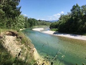 A river with clear water, surrounded by dense greenery and trees. - mit Panoramablick by Interhome (Dietramszell)