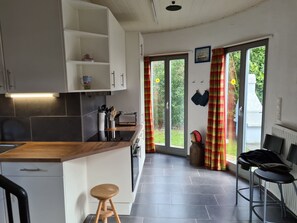 Fridge, oven, dishwasher, cookware/dishes/utensils - Leuchtturm mit Sauna und Whirlpool by Interhome (Marienhafe)