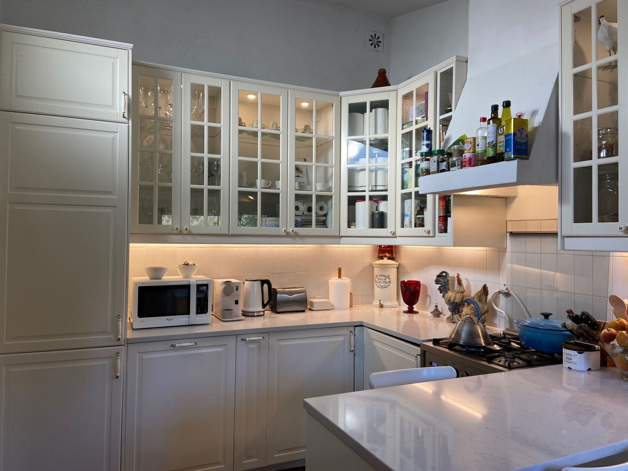 Kühlschrank, Mikrowelle, Ofen, Geschirrspüler