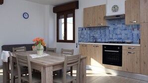 Refrigerador, microondas y utensilios de cocina 