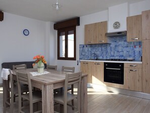 Fridge, microwave, cookware/dishes/utensils - Anwesen mit Balkon by Interhome (Agrustos)