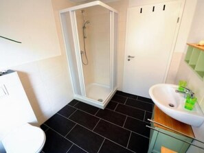Bathroom - Charmante Ferienwohnung in Neukloster mit Terras by Interhome (Neukloster)