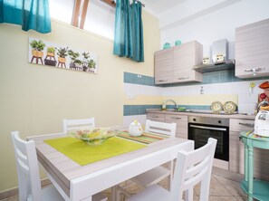 Fridge, microwave, oven, cookware/dishes/utensils - Wohnung 'Casa Sale' mit Bergblick by Interhome (Agrustos)